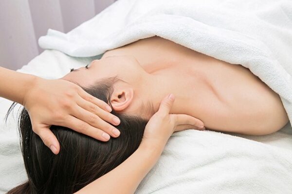 Massage đả thông kinh lạc, lưu thông máu vùng đầu, cổ vai gáy.