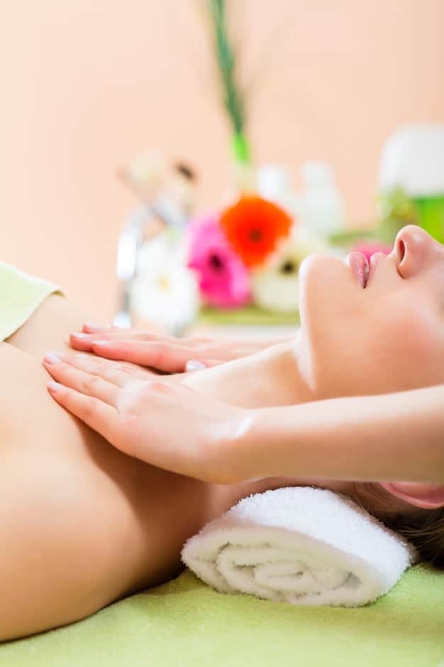 Massage giúp làm giảm căng thẳng cơ bắp, giảm đau nhức ở vùng cổ, vai, gáy.