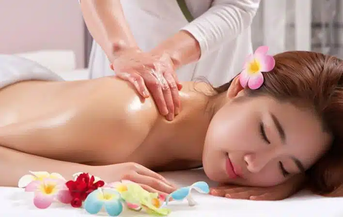 Massage giúp thư giãn hệ thần kinh, giảm căng thẳng, mệt mỏi, cải thiện chất lượng giấc ngủ.