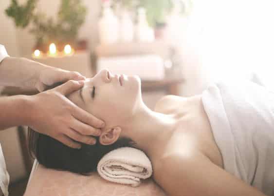 Massage cũng giúp giảm mức độ căng thẳng.