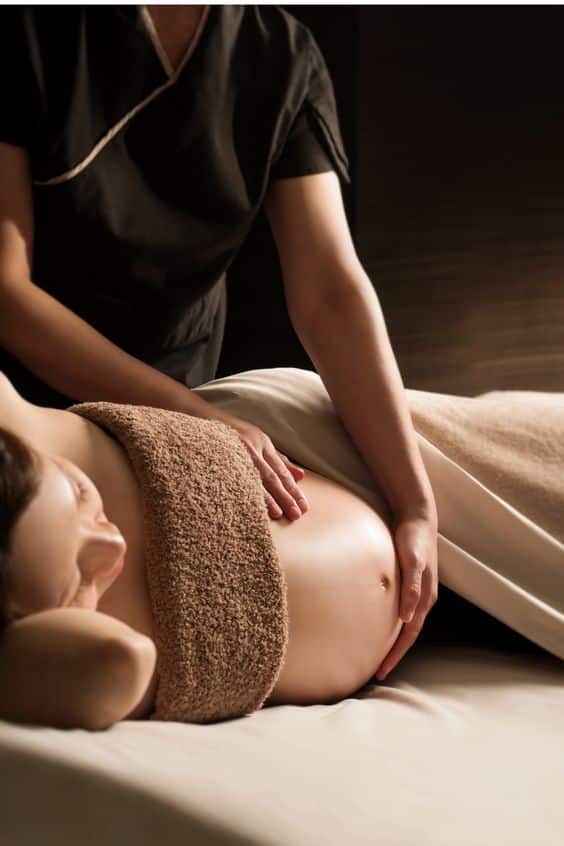 Massage kích thích sự thư giãn, làm dịu mô mềm.