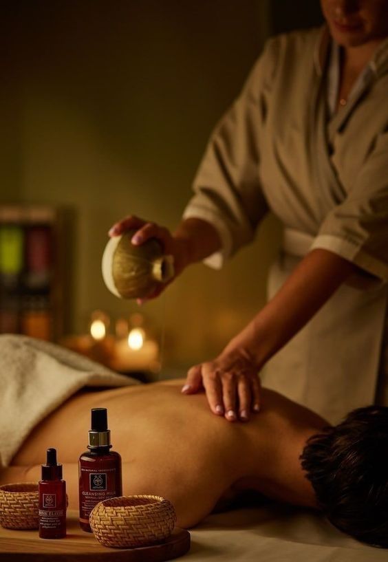 Hình ảnh massage với tinh dầu thư giãn.