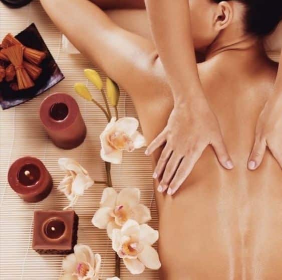 Massage tăng cường tuần hoàn máu xung quanh khu vực xương khớp.