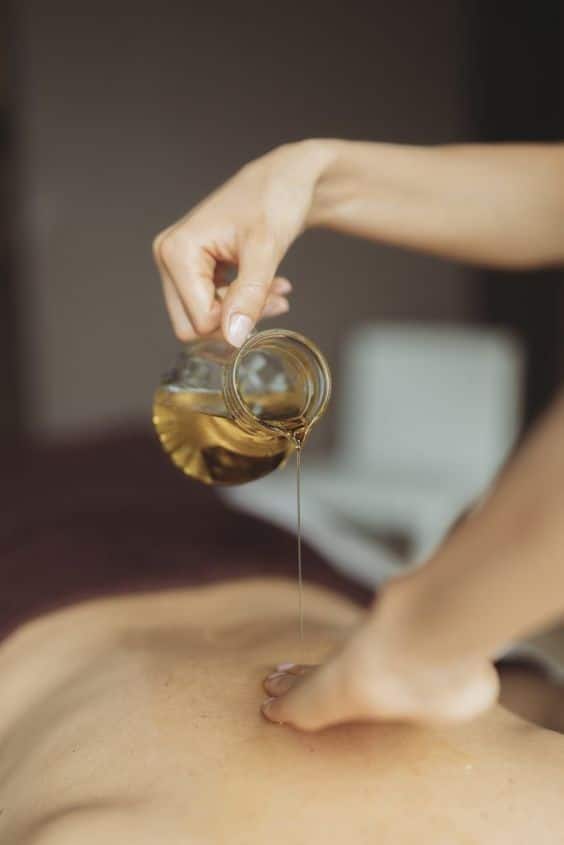 Hình ảnh massage với tinh dầu thư giãn.