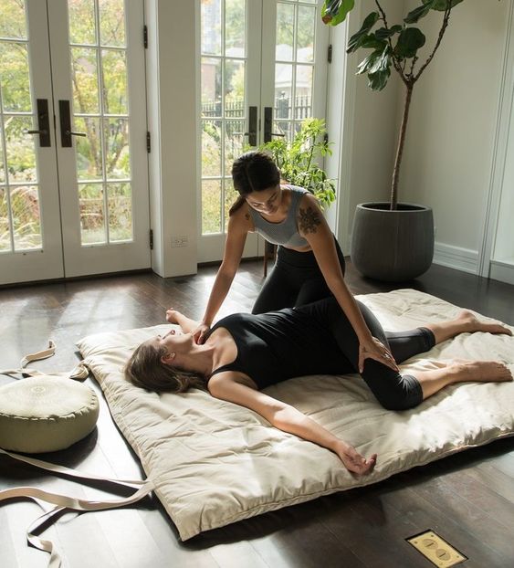 Massage trị liệu tập trung vào giảm các triệu chứng bệnh.