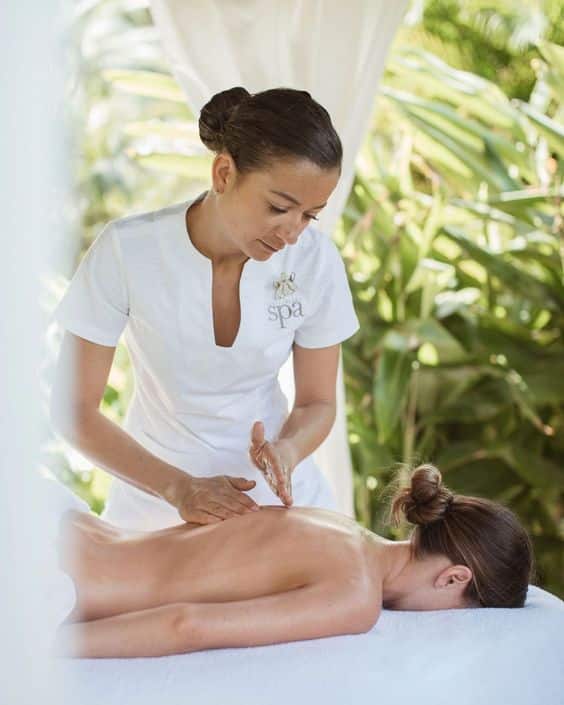 Massage trị liệu giúp giảm căng thẳng cơ thể.