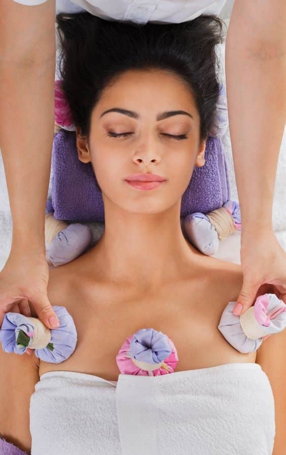 Massage trị liệu giúp giảm áp lực lên cơ bắp.