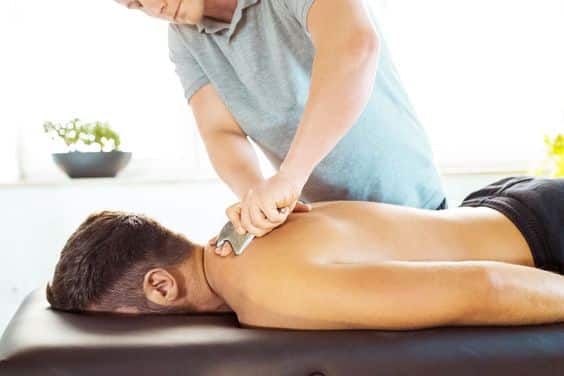 Massage trị liệu giúp giảm căng thẳng cơ thể.