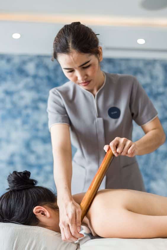 Các phương pháp như massage thư giãn sẽ giúp giảm căng thẳng và giảm áp lực lên hệ thống tim mạch.