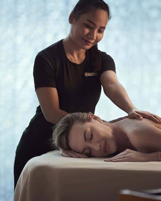 Khi massage trị liệu, hệ thần kinh của cơ thể trở nên ổn định hơn giúp giảm căng thẳng và mệt mỏi.