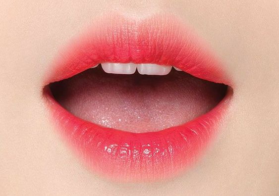 Phun môi xí muội giống lối makeup tán đậm lòng môi Hàn Quốc.