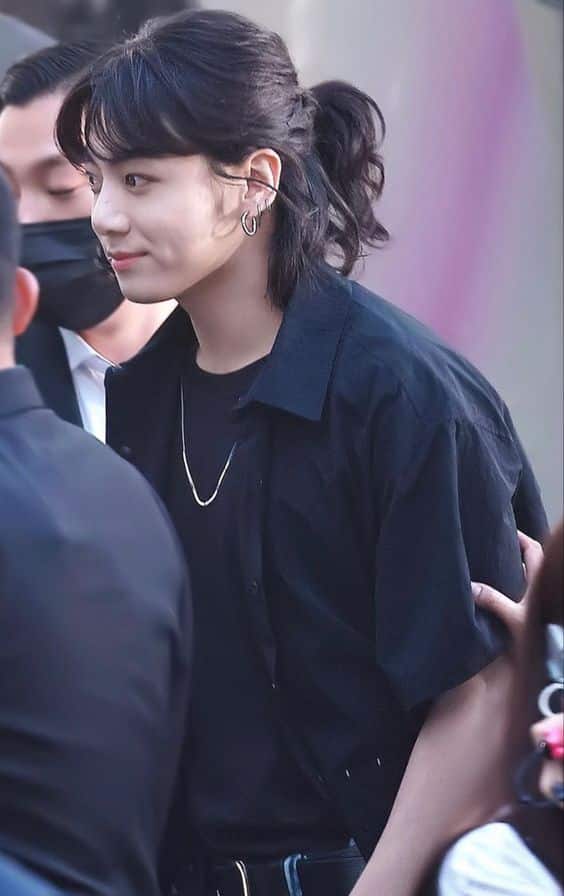 Mái tóc mullet đậm chất nghệ sĩ âm nhạc của JungKook.