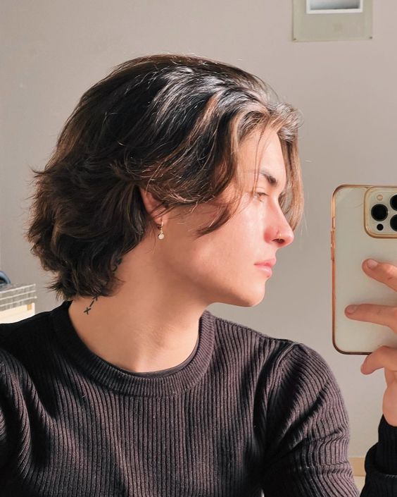 Tóc mullet với phần mái dài lãng tử.