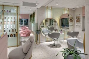 Salon làm tóc phong cách hiện đại, tươi mới.