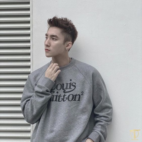 Kiểu tóc Short Quiff làm sáng gương mặt.