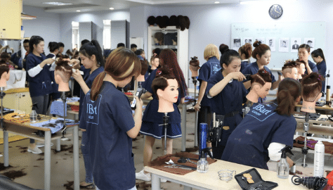 Thực hành cắt tóc trên mẫu thật.