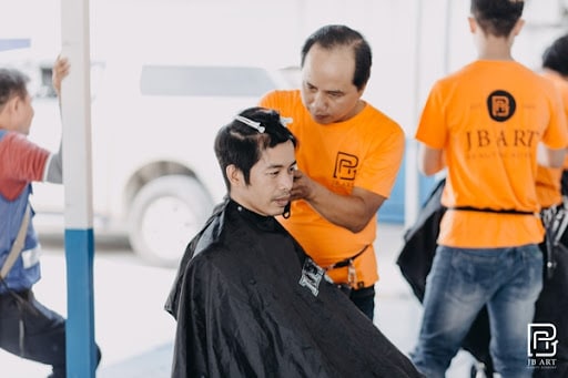 JB Are đào tạo trong nước và quốc tế.