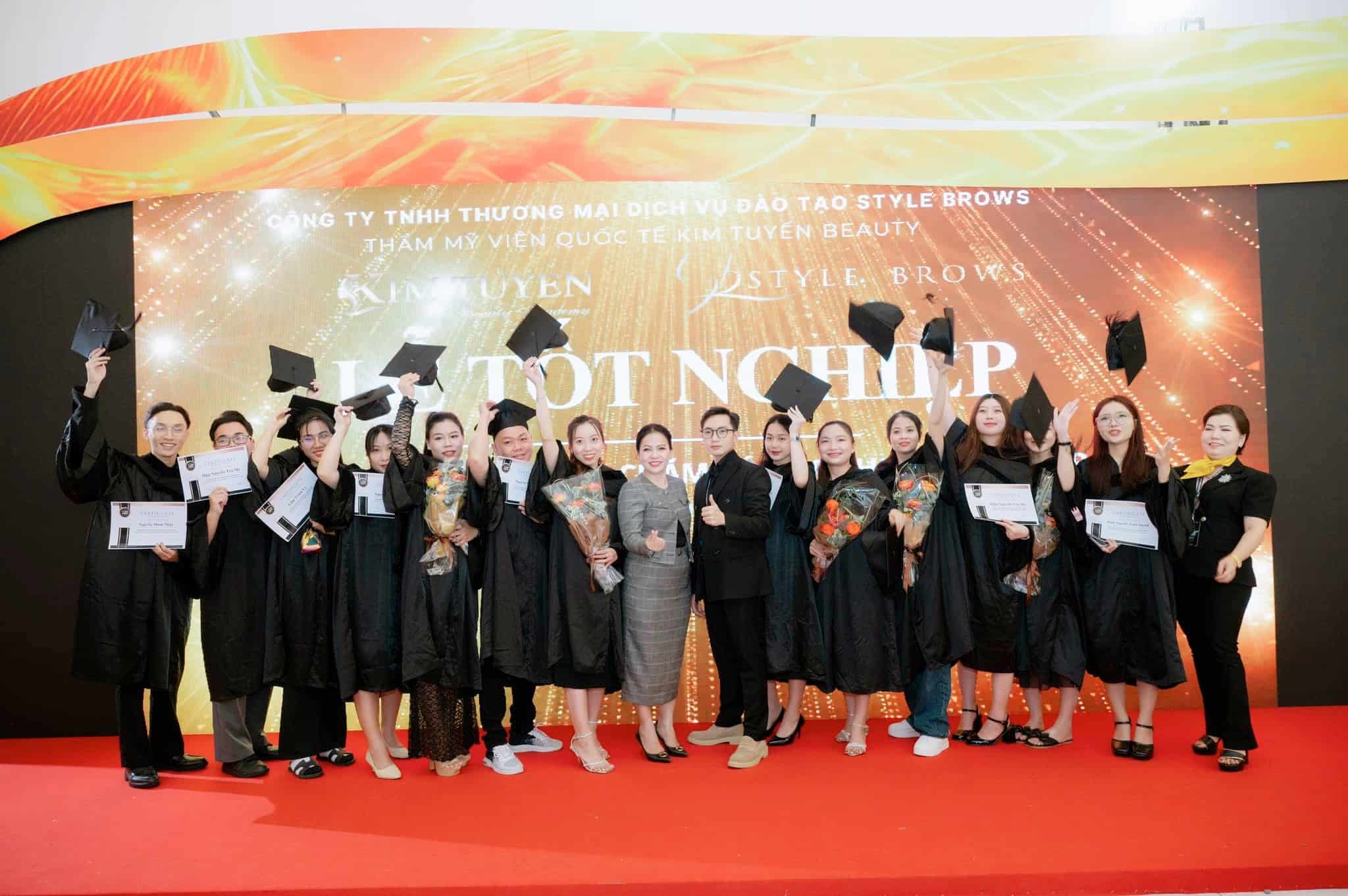 Trung tâm dạy trang điểm Kim Tuyến Academy đào tạo các khoá học từ cơ bản đến chuyên nghiệp.