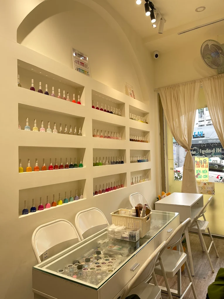 Tone vàng ấm đặc trưng tạin Quýt Nails 